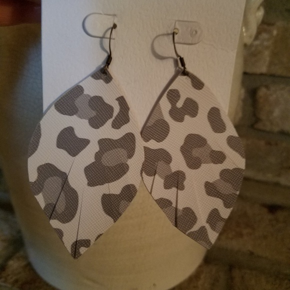 Snow leopard leather feather earrings - Picture 2 of 2
